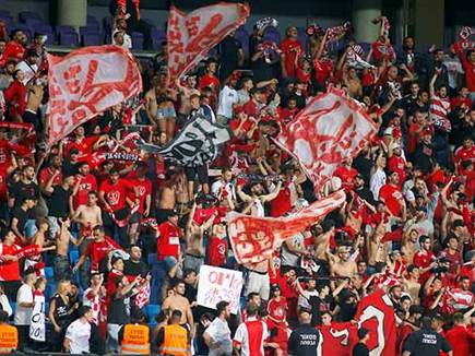 אוהדי הפועל ת&quot;א. מחכים לשנים טובות (אלן שיבר)