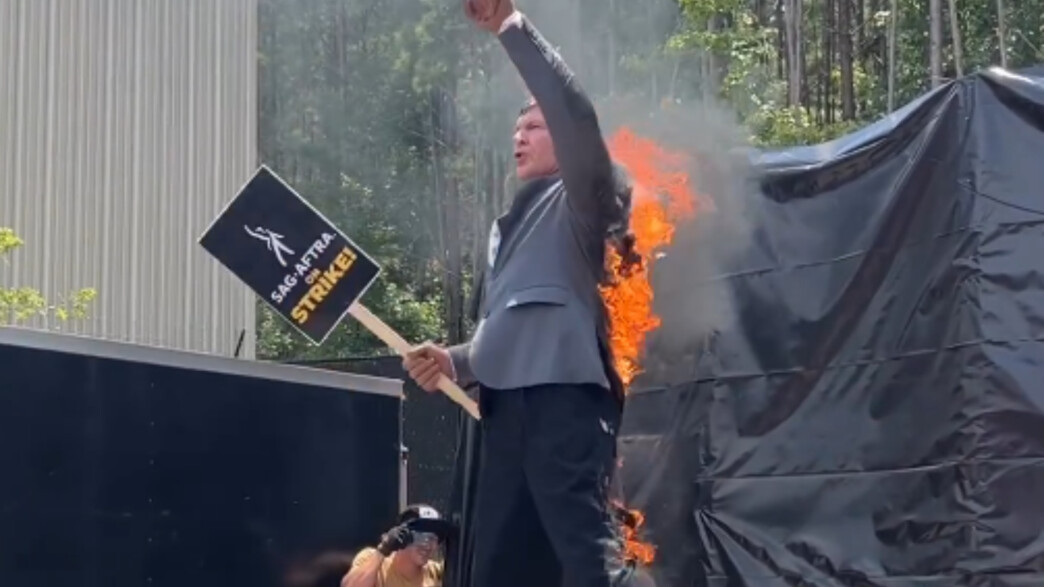 כפיל הפעלולים של אינדיאנה ג'ונס מצית את עצמו