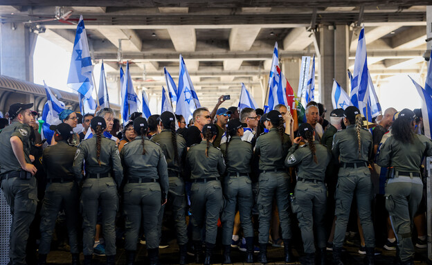 שוטרים מאבטחים הפגנה נגד המהפכה המשפטית (צילום: חיים גולדברג, פלאש 90)