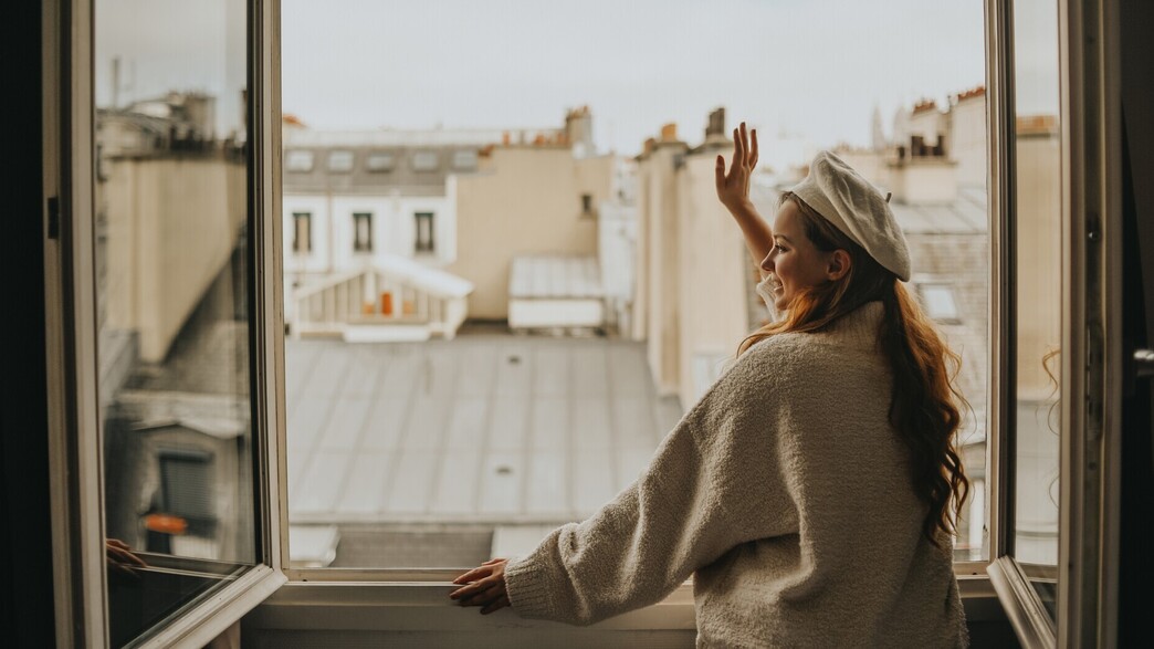 שכנה, אישה שכנה, אישה