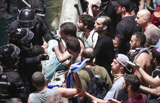 ראשית הקרע במחאה (צילום: Avshalom SassoniFlash90)