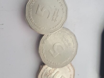 מטבעות מזויפים של חמישה שקלים (צילום: משטרת ישראל)