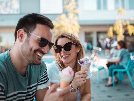 זוג אוכל גלידה (צילום: Tatomirov, shutterstock)