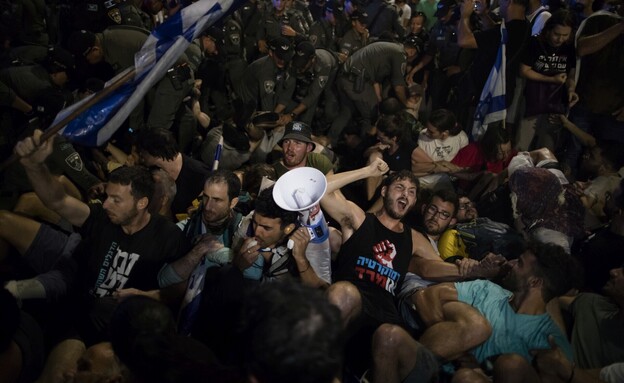 מפגינים מוחים נגד ביטול עילת הסבירות, בירושלים (צילום: Amir Levy, getty images)