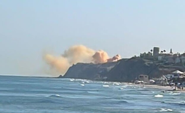 עשן רב נצפה במפעל בנוף ים בהרצליה (צילום: טל כהן)
