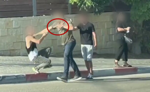 אזרח שלף אקדח על נערים שהתעמתו איתו ברחוב (צילום: n12)