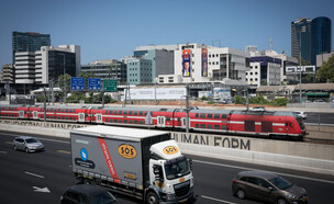 רכבת נוסעת ליד נתיבי איילון בתל אביב (צילום: מרים אלסטר, פלאש 90)