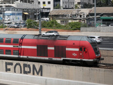 רכבת נוסעת ליד נתיבי איילון בתל אביב