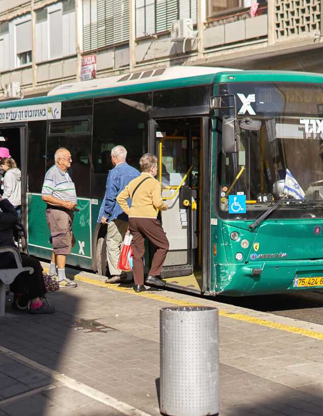 נוסעים עולים על אוטובוס בחיפה (צילום: Georgy Dzyura, shutterstock)