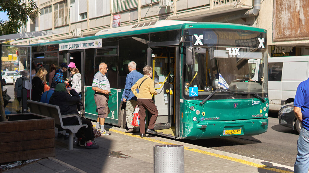 נוסעים עולים על אוטובוס בחיפה (צילום: Georgy Dzyura, shutterstock)