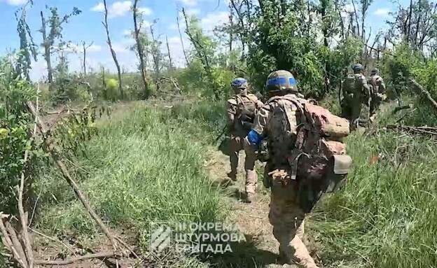 לוחמי צבא אוקראינה במתקפת הנגד באזור באחמוט (צילום: רויטרס)