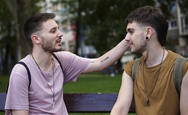 זוג מאותו מין יוצאים זוג מאותו מין יוצאים