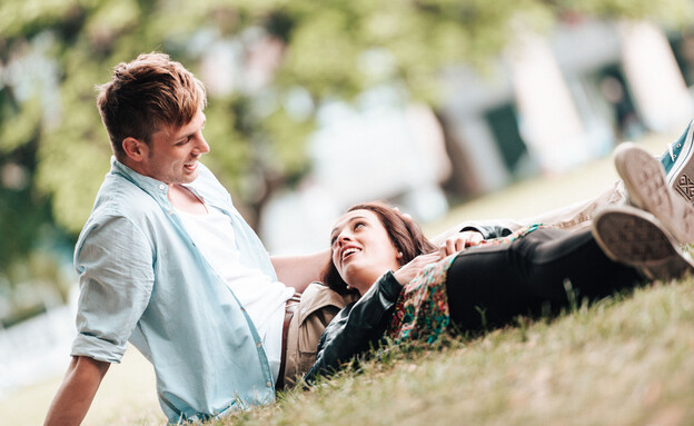 גבר ואישה נהנים ביציאה בדשא (צילום: getty images)