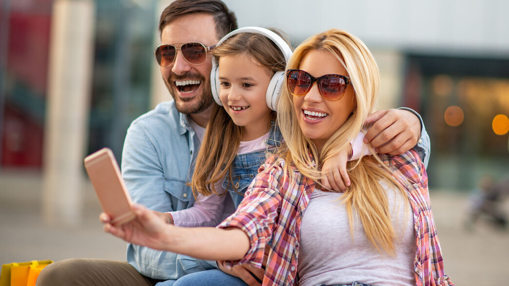 משפחה עם טלפון משפחה עם טלפון