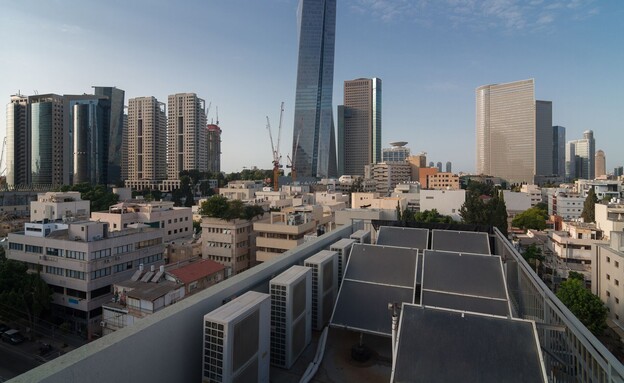 פאנלים סולאריים על גג בניין מגורים בתל אביב (צילום: Roofsoldier, shutterstock)