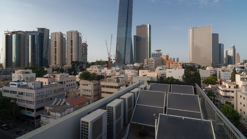 פאנלים סולאריים על גג בניין מגורים בתל אביב פאנלים סולאריים על גג בניין מגורים בתל אביב