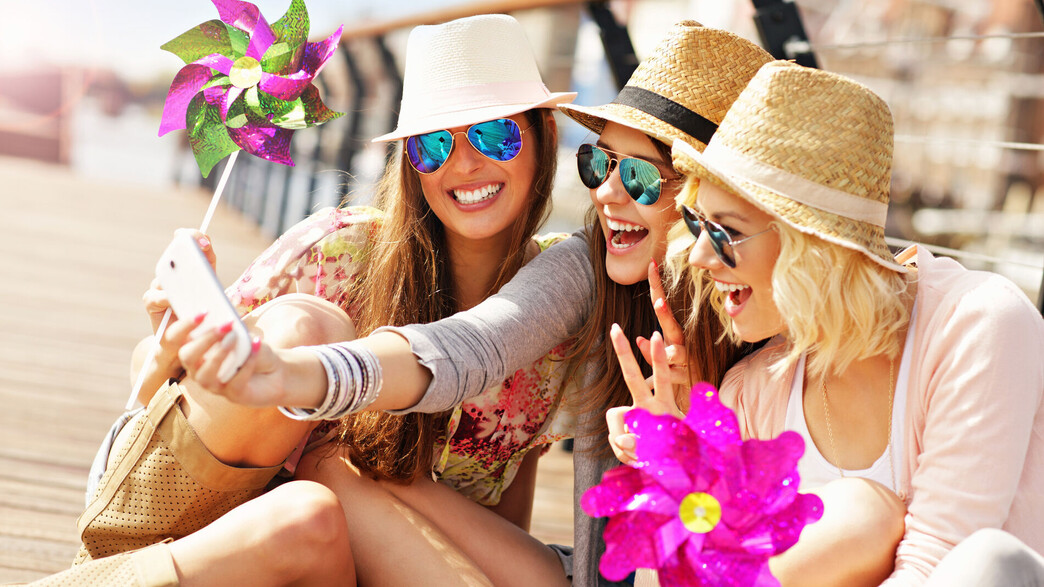 נשים נהנות בחול נשים נהנות בחול