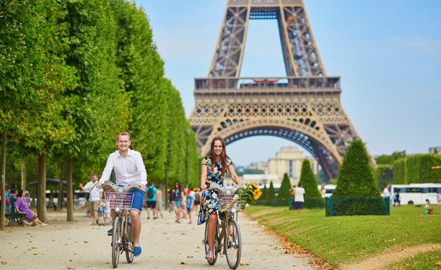 פריז זוג אופניים (צילום: Ekaterina Pokrovsky, shutterstock)
