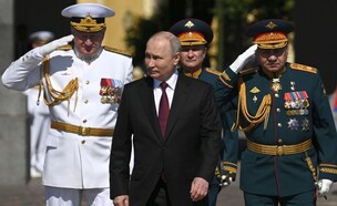 פוטין ושר ההגנה (צילום: ALEXANDER KAZAKOV/POOL/AFP)