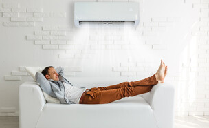 אדם ישן עם מזגן (אילוסטרציה: 123RF‏)