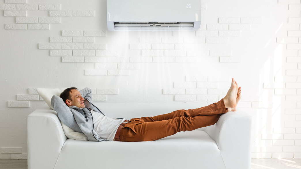 אדם ישן עם מזגן