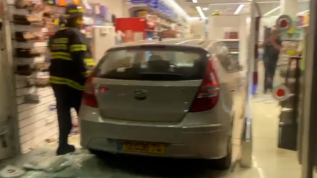 התנגשות רכב בחלון של חנות בכפר סבא התנגשות רכב בחלון של חנות בכפר סבא