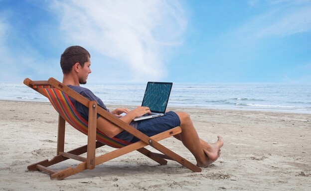 אדם עובד בחופשה, מחשב על החוף (צילום: Song_about_summer, shutterstock)