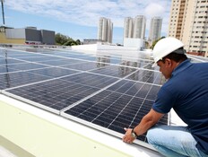 התקנת פאנלים סולאריים בבניין מגורים בברזיל