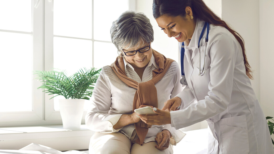 אישה אצל הרופא