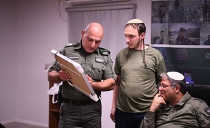 השר בן גביר וחנמאל דורפמן בביקור בבסיס מג"ב במכמש (צילום: דוברות המשטרה)