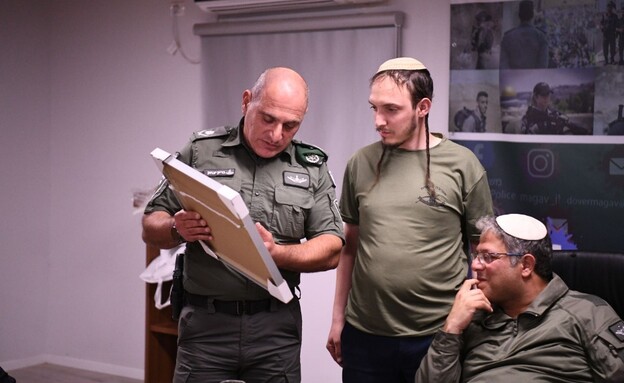 השר בן גביר וחנמאל דורפמן בביקור בבסיס מג"ב במכמש (צילום: דוברות המשטרה)