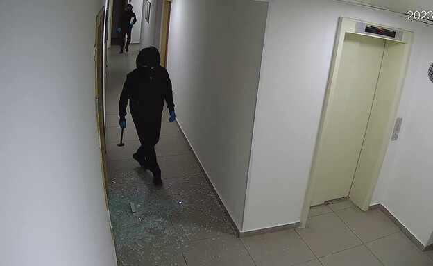 כנופיית פרוטקשן זורעת הרס בבניין משרדים בחיפה (צילום: דוברות המשטרה)