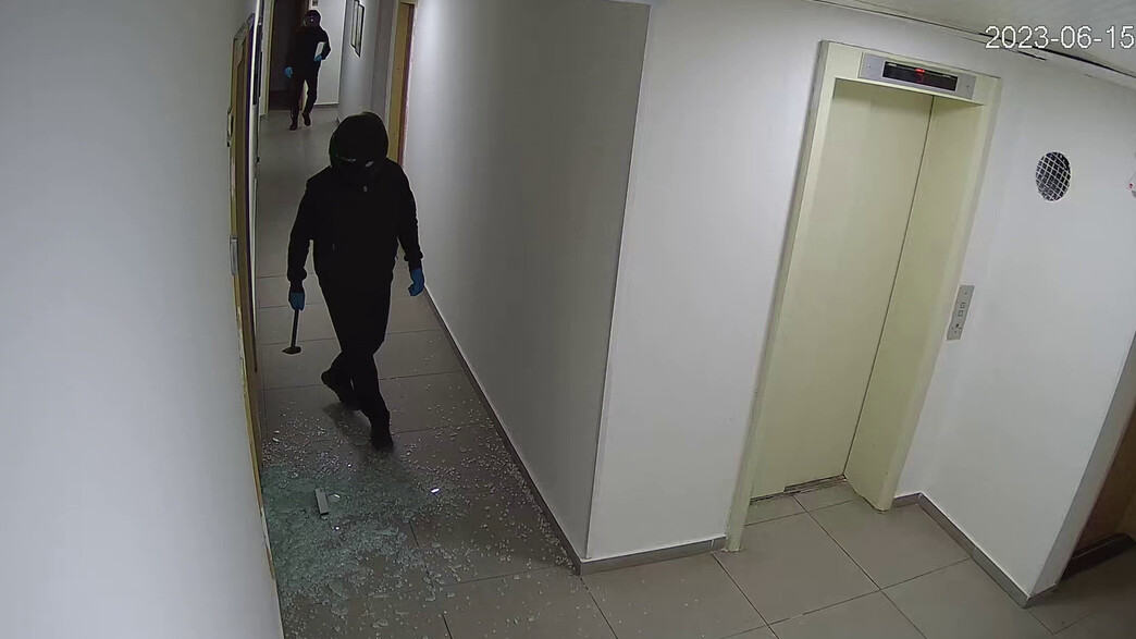 כנופיית פרוטקשן זורעת הרס בבניין משרדים בחיפה