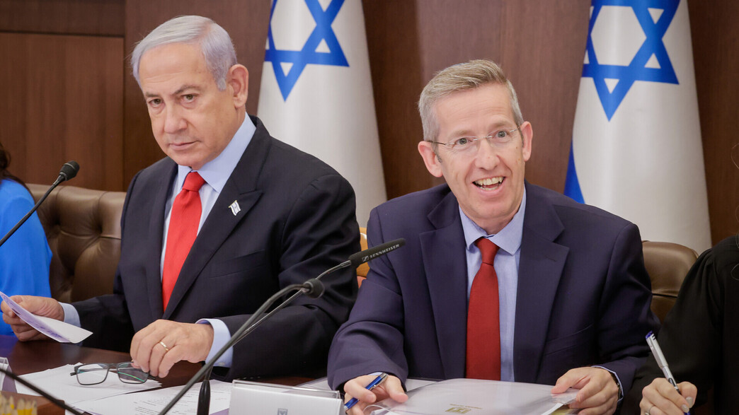 מזכיר הממשלה יוסי פוקס וראש הממשלה בנימין נתניהו מזכיר הממשלה יוסי פוקס וראש הממשלה בנימין נתניהו