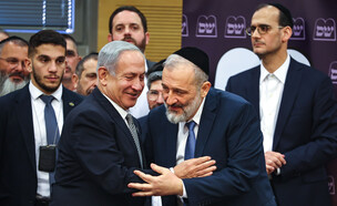 ראש הממשלה נתניהו ואריה דרעי בישיבת סיעה של ש"ס (צילום: יונתן זינדל, פלאש 90)