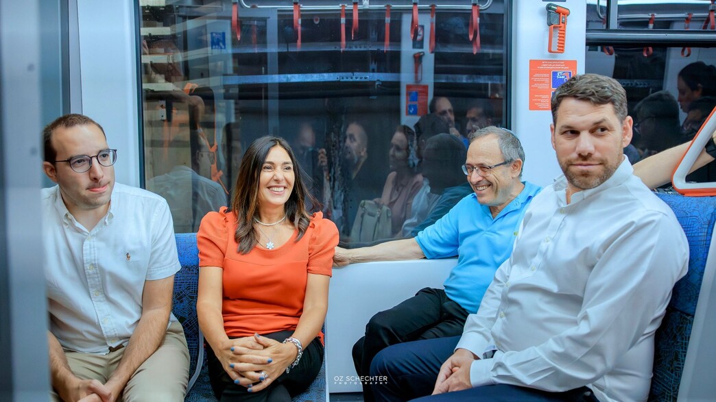 שרת התחבורה מירי רגב בזמן נסיעה בקו האדום של הרכבת הקלה