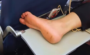 רגליים יחפות במטוס (צילום: אינסטגרם)