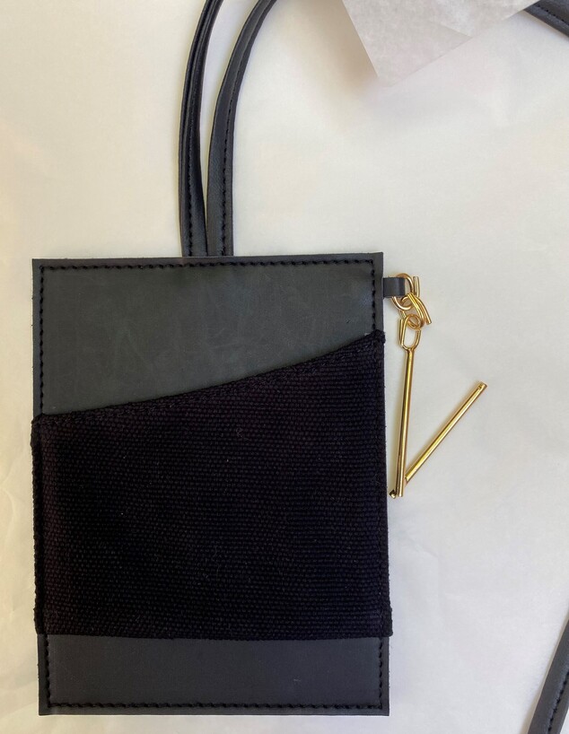 המיקרו תיק האופנתי שהשיקה סמסונג יחד עם המתקפלים ה