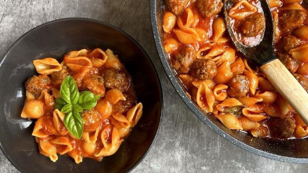 פסטה וכדורי בשר בסיר אחד