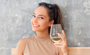 אישה יפה עם כוס יין (צילום: shutterstock_lithian)