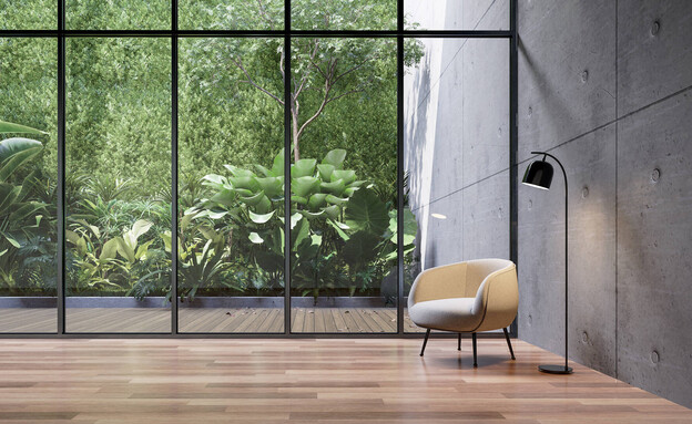 חלל מינימליסטי, קיר זכוכית פונה לגינה ירוקה (צילום: onzon, SHUTTERSTOCK)