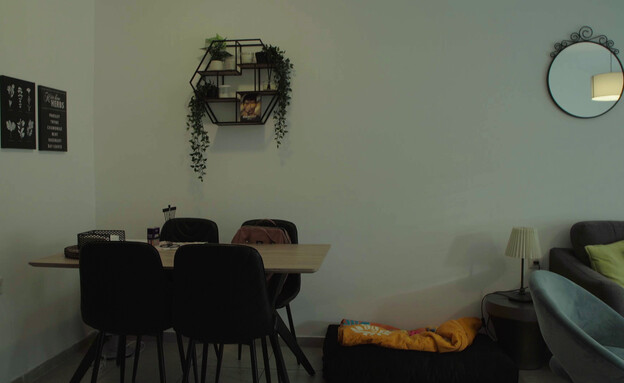 הדירה של חן דריקס ויוסי עזרא - ליבינג (צילום: מתוך "חתונה ממבט ראשון 6", קשת 12)