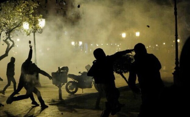 אוהדי דינמו זאגרב מתפרעים ביוון לפני המשחק (צילום: לפי חוק 27א׳ לזכויות יוצרים)