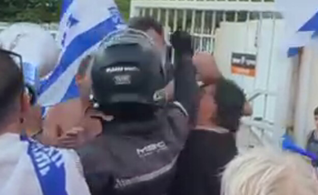 חברת מועצת עיריית הרצליה, דנה אורן ינאי ספגה חבטה (צילום: זאב ינאי)