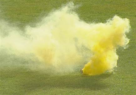 הרימון העשן הצהוב שנזרק מחוץ לאצטדיון  (צילום: ספורט 5)