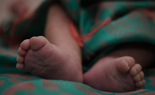 רגליים של תינוק בבית חולים (צילום: 123rf)