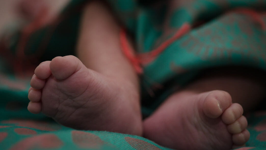 רגליים של תינוק בבית חולים