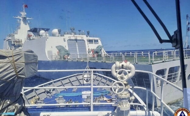 היתקלות צבאית בין ספינות מסין והפיליפינים (צילום: AP)