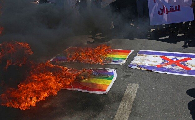 שריפת דגלי גאווה, ישראל וארה"ב בעיראק, 4 ביולי 2023  (צילום: HUSSEIN FALEH/AFP, GettyImages)