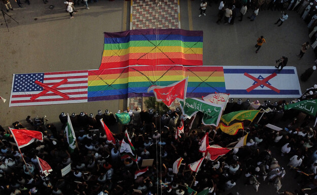 הכנות לשריפת דגלי גאווה, ישראל וארה"ב בעיראק, 4 ביולי 2023  (צילום:  ASAAD NIAZI/AFP, GettyImages)